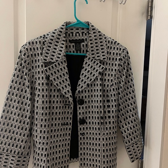 Stylish belted blazer for sale! Versatile for both work and casual wear. - Picture 4 of 7